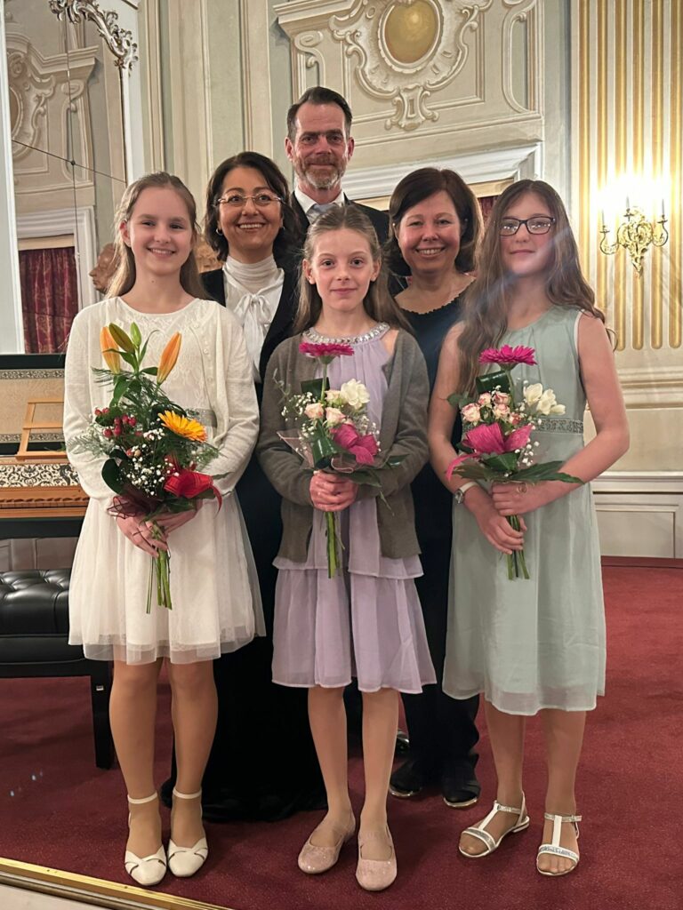 WhatsApp Image 2026 03 12 at 20.58.20 1 1 - Z Čech do Evropy: Zrcadlový sál zámku v Kosmnonosích se rozezněl barokní hudbou - Ensemble Inégal